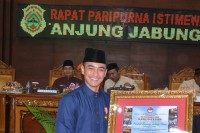 Zola Dinobatkan Sebagai Pembina Seni Budaya Dan Pariwisata
